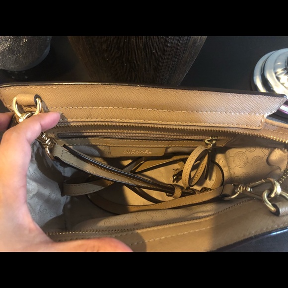Reposhing Michael Kors bag - Picture 5 of 5